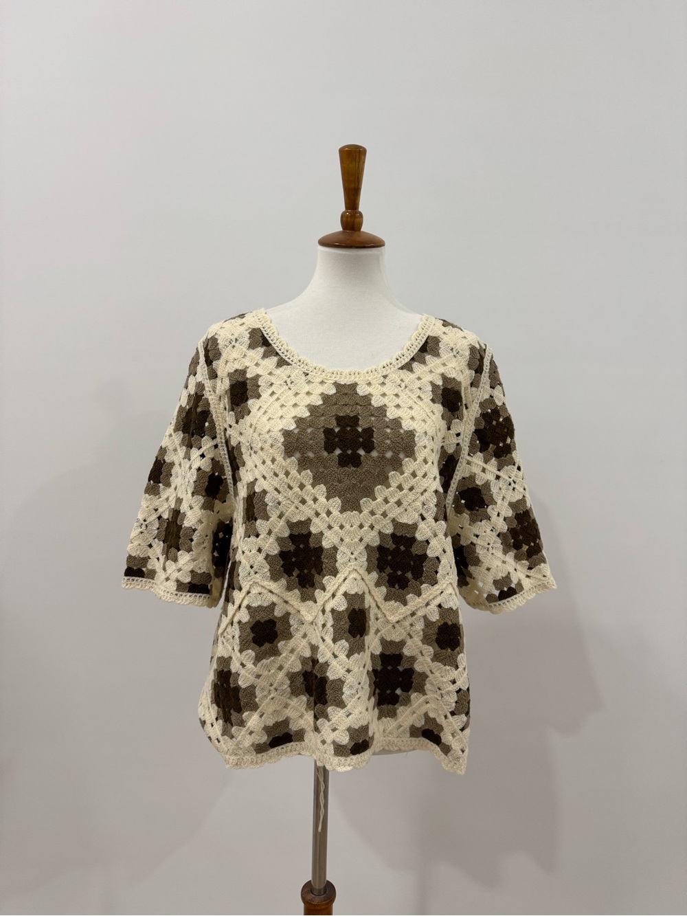POL Crochet Pattern Short-Sleeve Knit Top in Cream and Brown